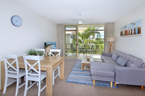 Surf Dance Apartments - Accommodation Gladstone 4