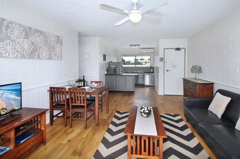 Surf Dance Apartments - Accommodation Gladstone 6