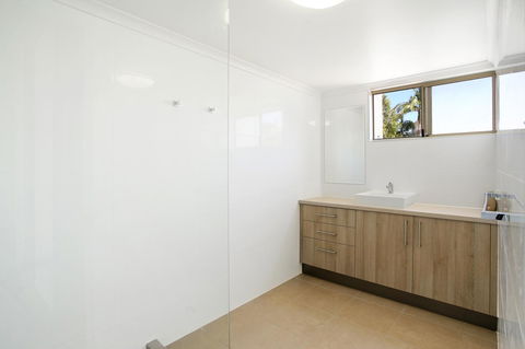 Surf Dance Apartments - Accommodation Gladstone 30