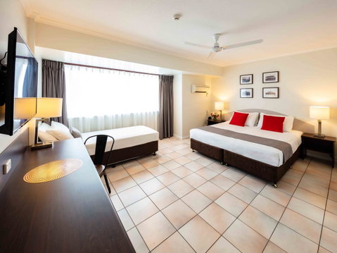 Hides Hotel - Accommodation Gladstone 1
