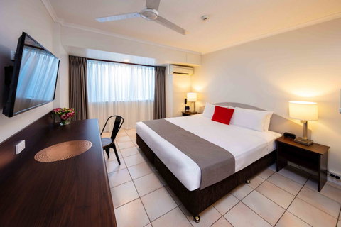 Hides Hotel - Accommodation Gladstone 0