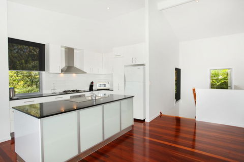 224 Centenary Heights Road Coolum Beach, 500 Dollar Bond, Linen Included - Accommodation Gladstone 1
