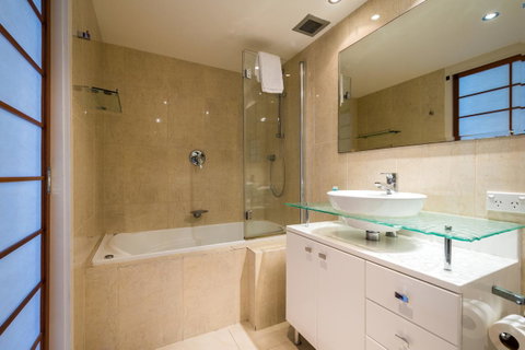 Breakers North Absolute Beachfront Apartments - Official - Accommodation Gladstone 5