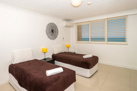 Breakers North Absolute Beachfront Apartments - Official - Accommodation Gladstone 26