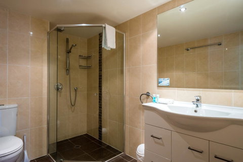 Breakers North Absolute Beachfront Apartments - Official - Accommodation Gladstone 34
