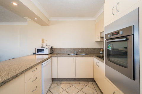 Breakers North Absolute Beachfront Apartments - Official - Accommodation Gladstone 18