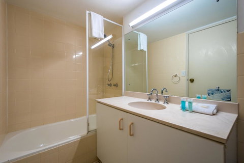 Breakers North Absolute Beachfront Apartments - Official - Accommodation Gladstone 11