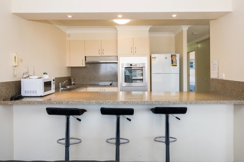 Breakers North Absolute Beachfront Apartments - Official - Accommodation Gladstone 14