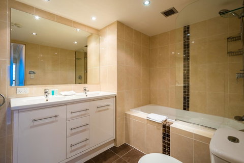 Breakers North Absolute Beachfront Apartments - Official - Accommodation Gladstone 36