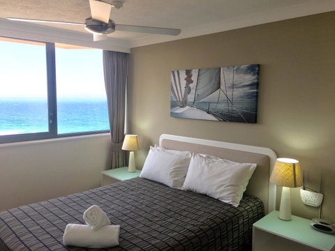 Breakers North Absolute Beachfront Apartments - Official - Accommodation Gladstone 6