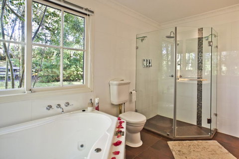Curtis Falls Cottage - Accommodation Gladstone 4