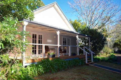 Curtis Falls Cottage - Accommodation Gladstone 0