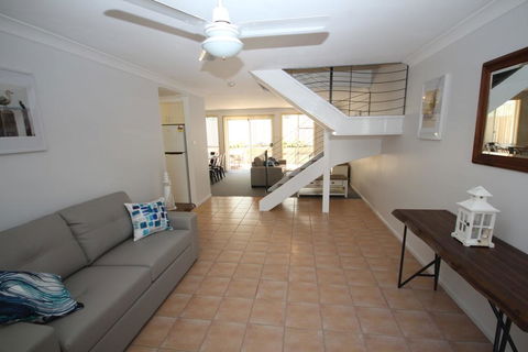 Waters Edge - Accommodation Gladstone 2
