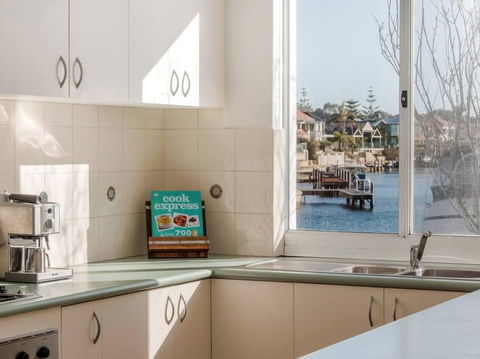 Waters Edge Apartment With Jetty - Accommodation Gladstone 3