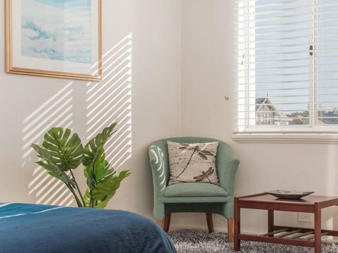 Waters Edge Apartment With Jetty - Accommodation Gladstone 2