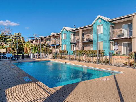 Waters Edge Apartment With Jetty - Accommodation Gladstone 1
