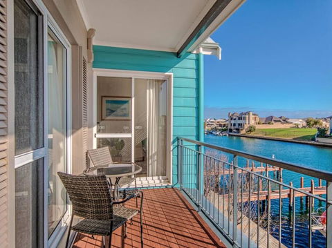 Waters Edge Apartment With Jetty - Accommodation Gladstone 0