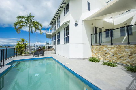 Waters Edge Townhouse 2 - Accommodation Gladstone 0