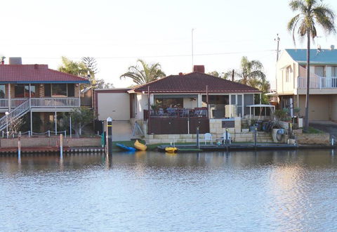 Waterside Resort Style - Accommodation Gladstone 2
