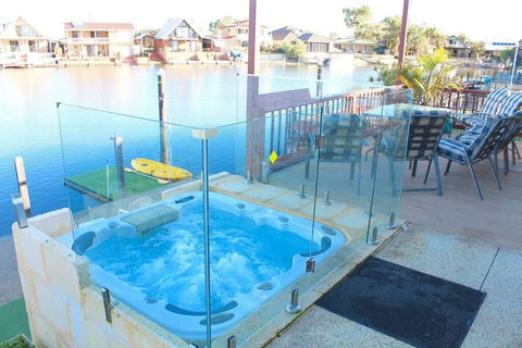 Waterside Resort Style - Accommodation Gladstone 0