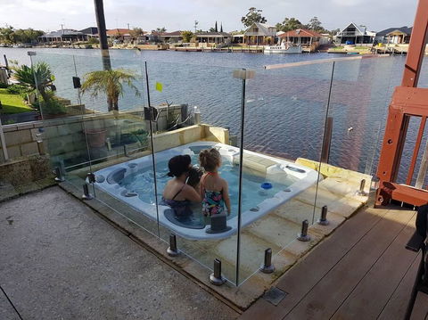 Waterside Resort Style - Accommodation Gladstone 3