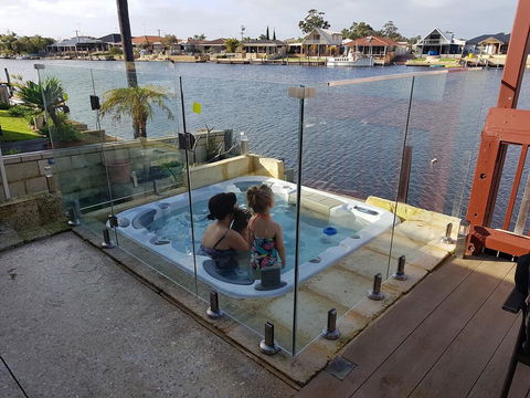 Waterside Resort Style - Accommodation Gladstone 1