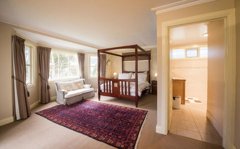 Wattle Grove Homestead Bed & Breakfast - Accommodation Gladstone 2