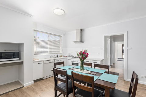 Wattle Grove Villa - Accommodation Gladstone 0