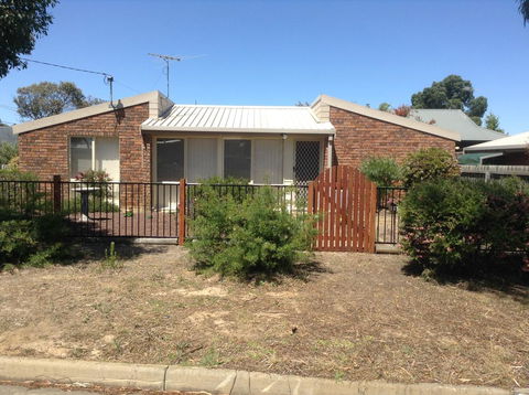 Wattle Hill Cottage - Accommodation Gladstone 0