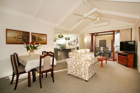 Wattle Holiday Rental - Accommodation Gladstone 2