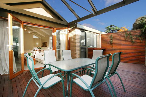 Wattle Holiday Rental - Accommodation Gladstone 1
