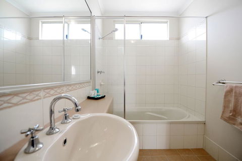 Wavecrest Village & Tourist Park - Accommodation Gladstone 3