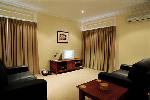 Waverley House Cottages - Accommodation Gladstone 1