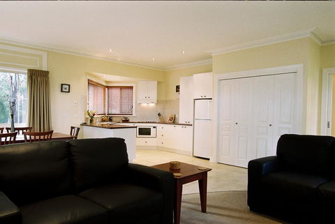 Waverley House Cottages - Accommodation Gladstone 2