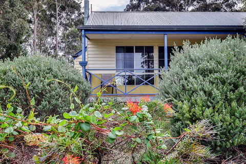 Waverley House Cottages - Accommodation Gladstone 0