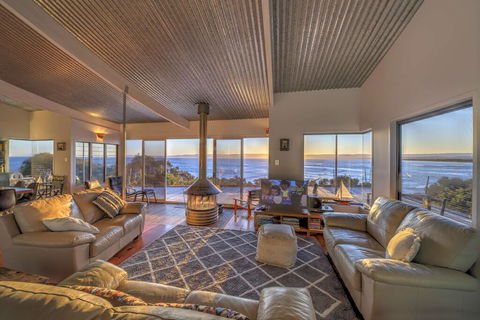Waves - Accommodation Gladstone 1