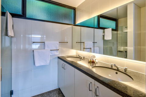 Waves 5 Luxury 3 Bedroom Breathtaking Ocean Views Central Location - Accommodation Gladstone 3