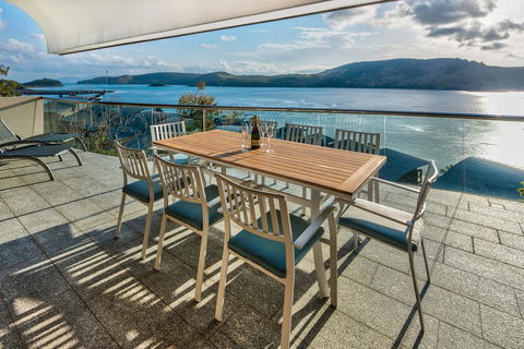 Waves 5 Luxury 3 Bedroom Breathtaking Ocean Views Central Location - Accommodation Gladstone 0