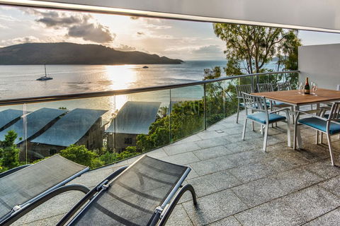 Waves 5 Luxury 3 Bedroom Breathtaking Ocean Views Central Location - Accommodation Gladstone 2