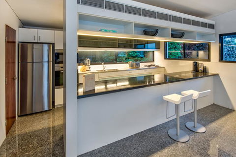Waves 5 Luxury 3 Bedroom Breathtaking Ocean Views Central Location - Accommodation Gladstone 1