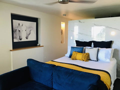 Waves And White Horses Seaview Retreat (adults Only) - Accommodation Gladstone 2