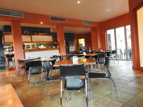 Waves Luxury Suites - Accommodation Gladstone 0