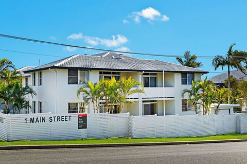 WAVES ON MAIN, 4/1 MAIN STREET - Accommodation Gladstone 3