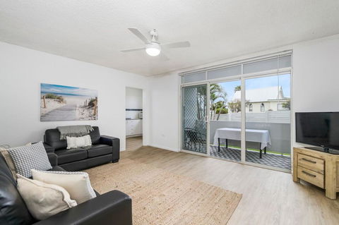 WAVES ON MAIN, 4/1 MAIN STREET - Accommodation Gladstone 0