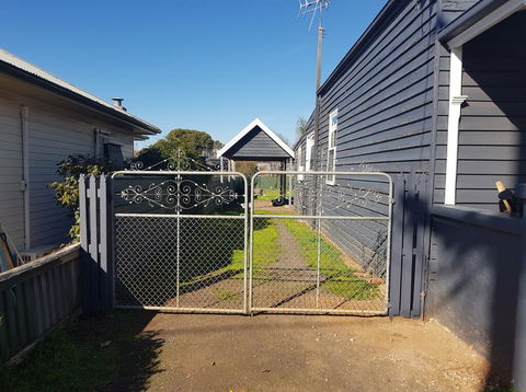 Welcome Stranger Cottage - Accommodation Gladstone 2