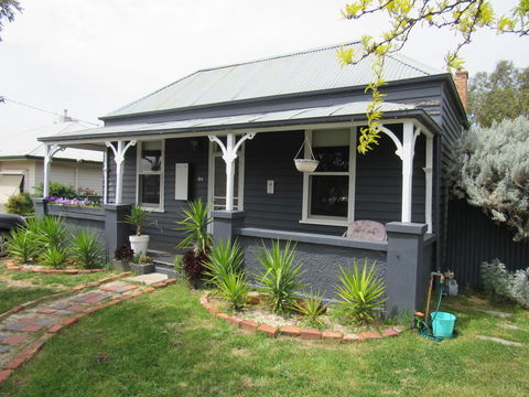 Welcome Stranger Cottage - Accommodation Gladstone 0