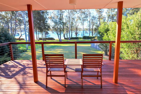 Wemberley Lakehouse - Accommodation Gladstone 0