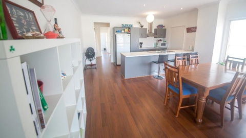 Wenneelys - 26/45 St Andrews Boulevard - Accommodation Gladstone 3