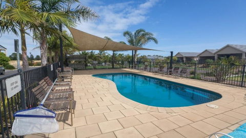Wenneelys - 26/45 St Andrews Boulevard - Accommodation Gladstone 0