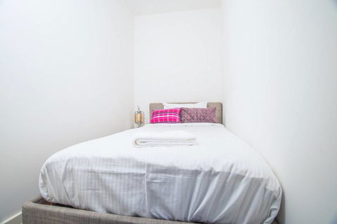 Wentworth Point 2Beds1Study2Bath Brand New APT - Accommodation Gladstone 3
